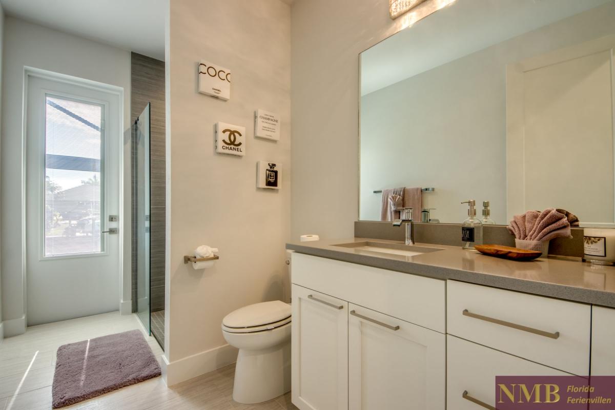 Ferienhaus-Cape-Coral-Sanisbar Breeze_46-Guest-Pool-Bathroom
